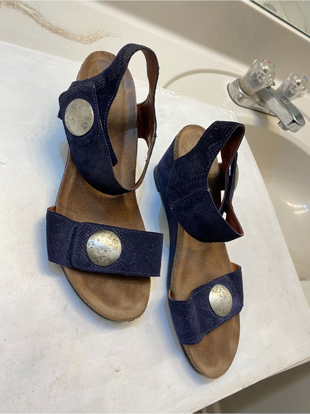 TAOS Carousel 2 women wedged sandal, Size 10 good condition perfect bottom